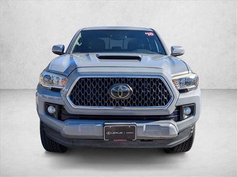 Used 2018 Toyota Tacoma TRD Sport image 3