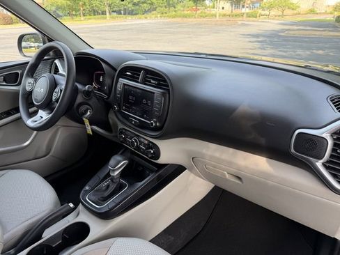 Certified 2023 Kia Soul LX w/ LX Technology Package FWD image 30