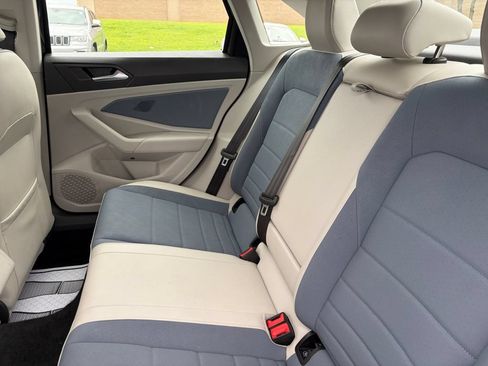 Certified 2025 Volkswagen Jetta SE w/ Sunroof Package FWD image 27