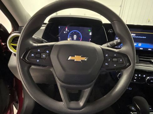 Used 2025 Chevrolet Trax LT FWD image 30