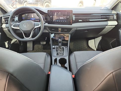 Certified 2025 Volkswagen Jetta SE w/ Sunroof Package FWD image 11
