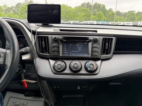 Used 2018 Toyota RAV4 LE FWD image 17