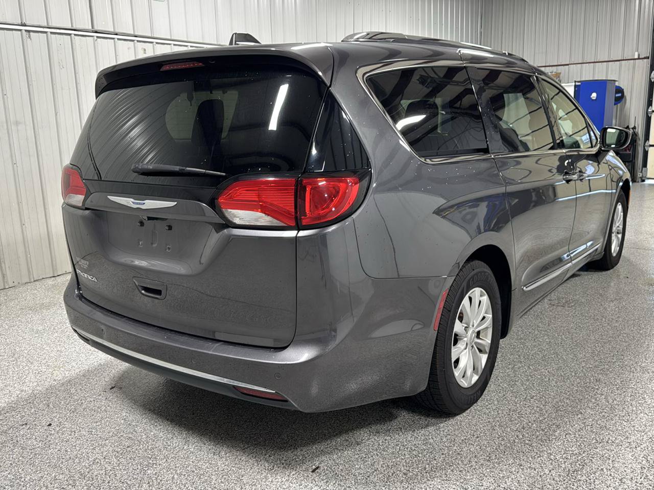 Used 2018 Chrysler Pacifica Touring-L Plus FWD image 7