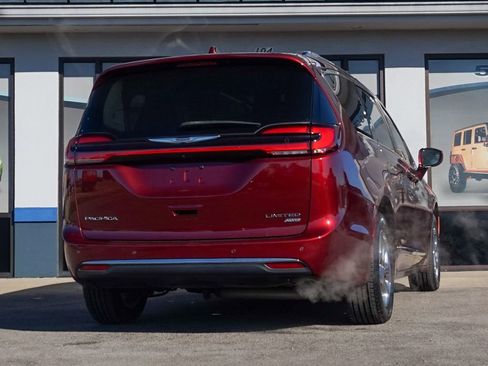 Used 2021 Chrysler Pacifica Limited w/ Uconnect Theater Family Group image 3