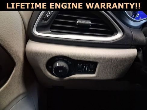 Used 2024 Chrysler Pacifica Touring-L image 18