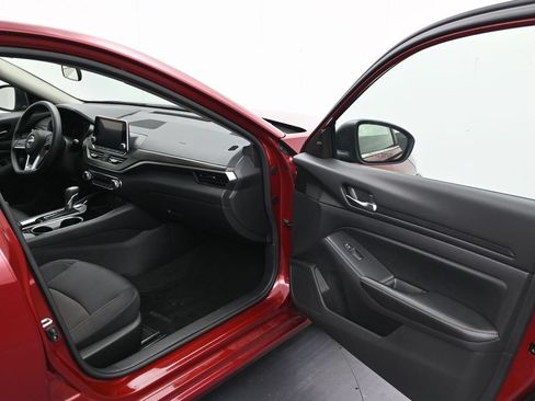 Used 2024 Nissan Altima 2.5 SV FWD image 16