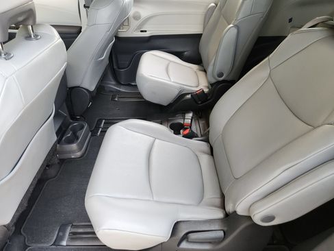 Used 2023 Toyota Sienna XLE FWD image 29