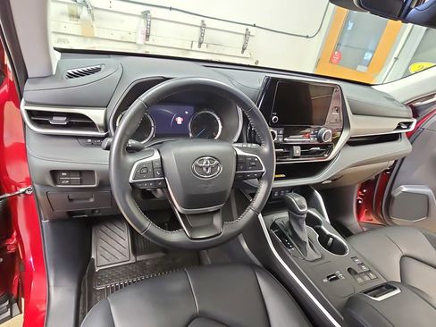 Certified 2024 Toyota Highlander XLE image 19