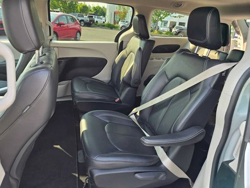 Used 2024 Chrysler Pacifica Limited FWD image 18