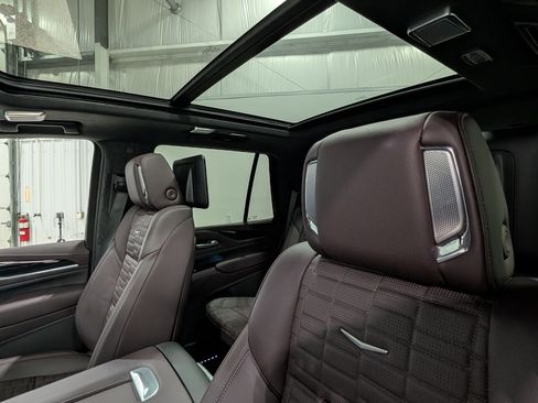 Used 2024 Cadillac Escalade V w/ LPO, ONYX Package image 16