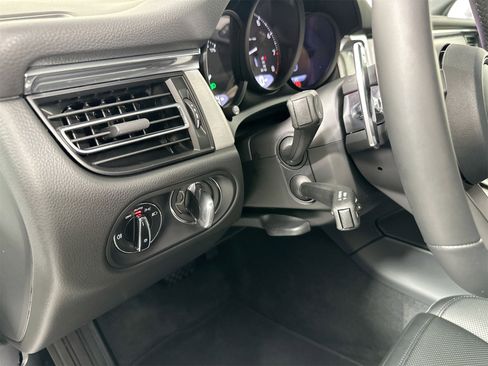 Certified 2026 Porsche Macan image 33