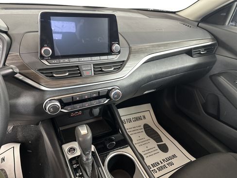 Used 2024 Nissan Altima 2.5 SV image 4