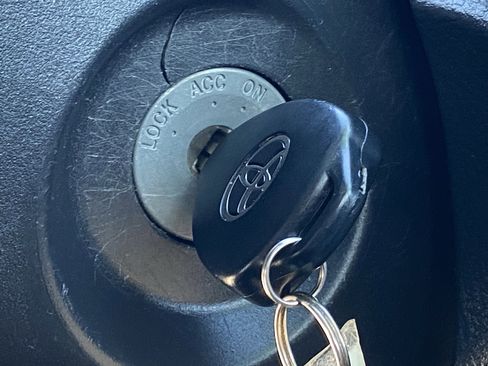 Used 2008 Toyota Yaris Base image 23