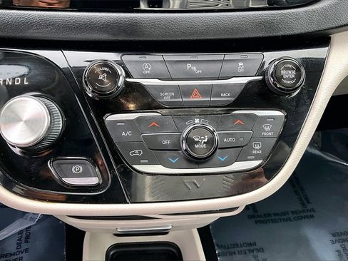 Used 2017 Chrysler Pacifica Touring-L image 32