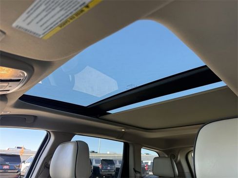 Used 2017 Jeep Grand Cherokee Overland image 25