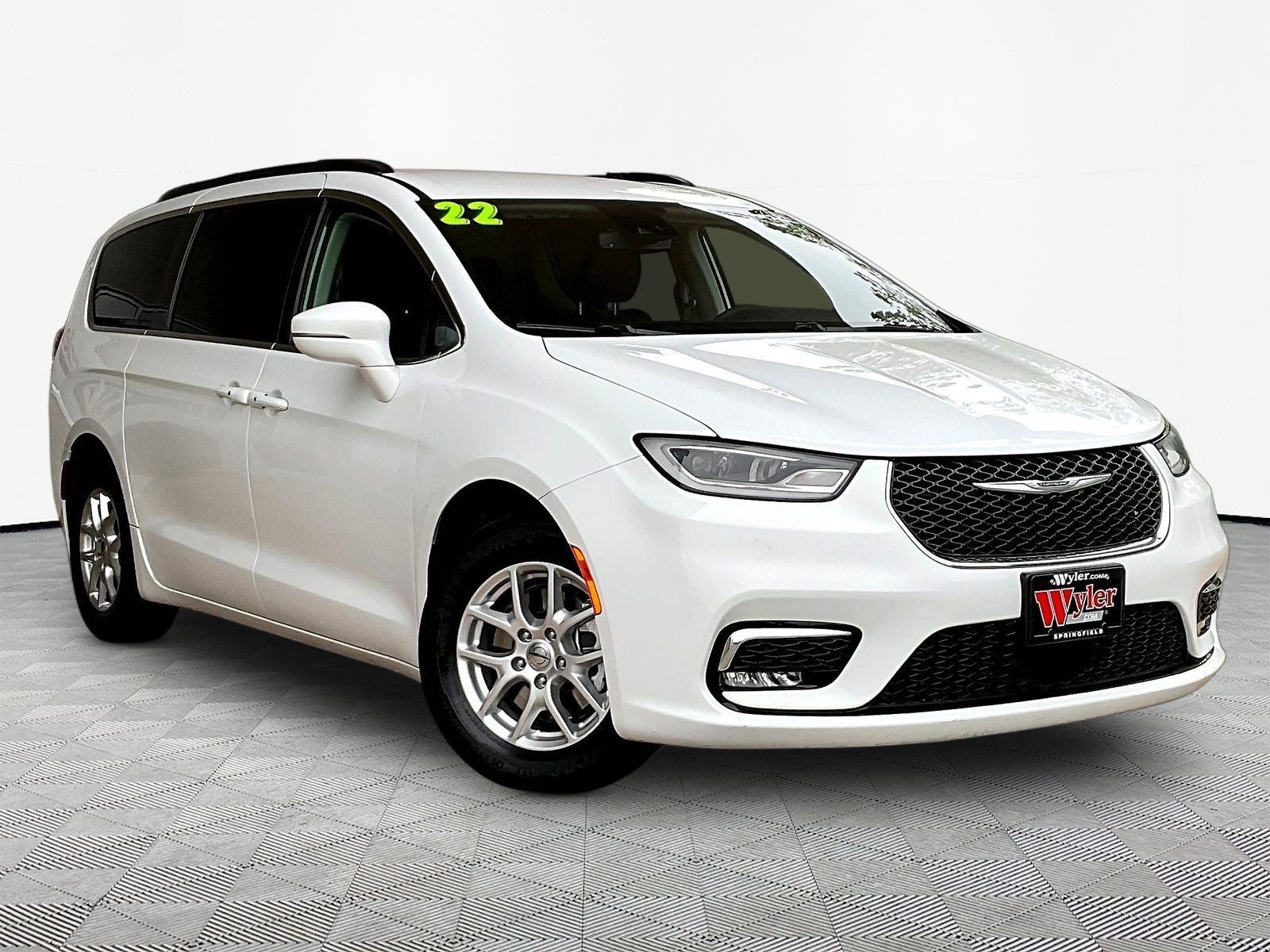 Used 2022 Chrysler Pacifica Touring-L FWD image 3