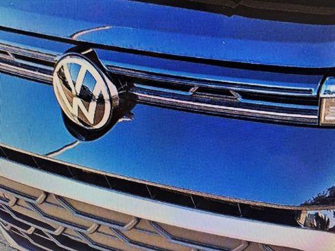 Used 2025 Volkswagen Taos SE FWD image 16