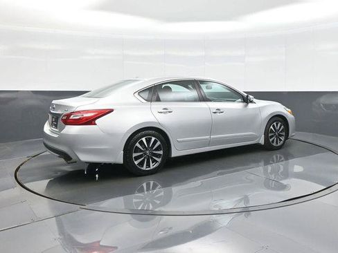 Used 2016 Nissan Altima 2.5 SV w/ Convenience Package FWD image 7