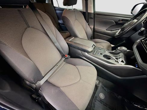 Used 2022 Toyota Highlander LE FWD image 15