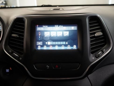 Used 2020 Jeep Cherokee Latitude Plus image 8