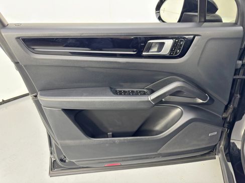 Used 2020 Porsche Cayenne E-Hybrid w/ Premium Package image 42