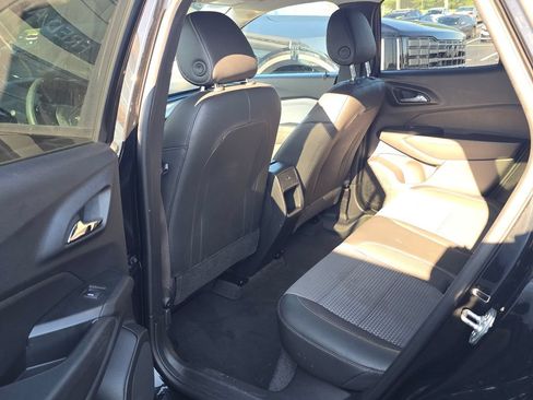 Used 2025 Chevrolet Trax LT FWD image 7