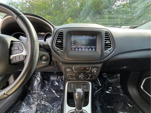 Used 2020 Jeep Compass Latitude w/ Popular Equipment Group FWD image 11