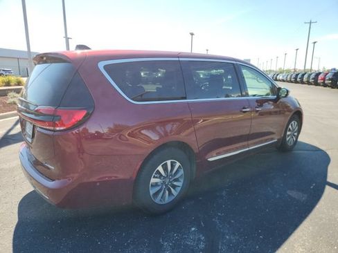 Used 2023 Chrysler Pacifica Limited w/ Uconnect Theater Family Group FWD image 3