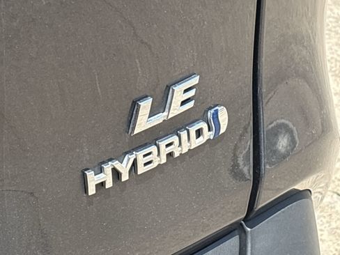 Used 2021 Toyota RAV4 LE AWD/4WD image 11