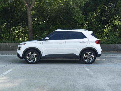 Used 2021 Hyundai Venue SEL FWD image 6