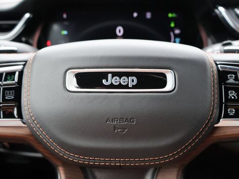 Used 2022 Jeep Grand Cherokee Summit w/ Advanced Protech Group IV AWD/4WD image 27