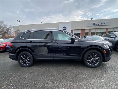 Used 2022 Volkswagen Tiguan SE image 2