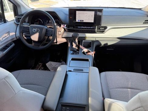 Used 2025 Toyota Sienna LE image 14