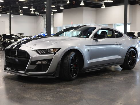 Used 2022 Ford Mustang Shelby GT500 w/ Technology Package RWD image 3