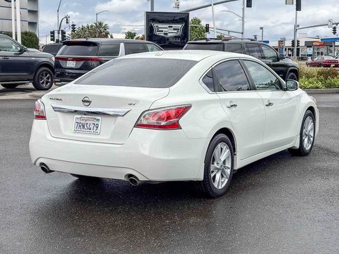 Used 2015 Nissan Altima 2.5 SV w/ Convenience Package FWD image 4