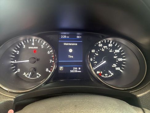 Used 2020 Nissan Rogue SV FWD image 9
