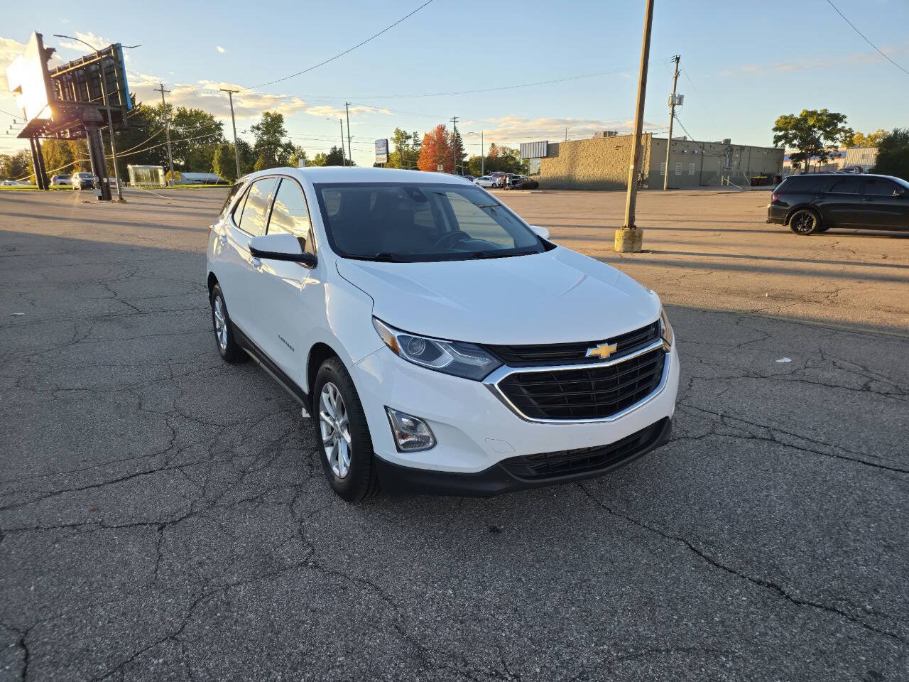 Used 2019 Chevrolet Equinox LT w/ Driver Convenience Package FWD image 2