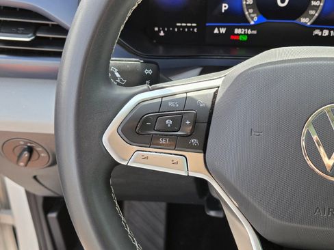 Used 2023 Volkswagen Taos SE w/ Panoramic Sunroof Package FWD image 10