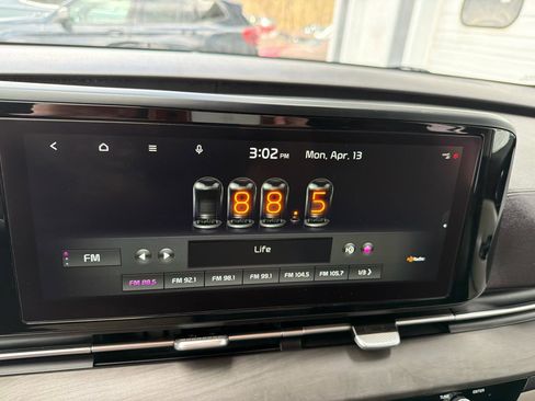 Used 2022 Kia Carnival EX image 19