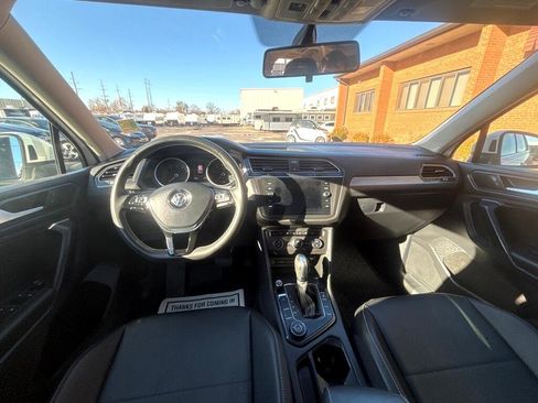 Used 2021 Volkswagen Tiguan SE w/ Panoramic Sunroof Package image 21
