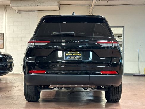 New 2025 Jeep Grand Cherokee Altitude image 4