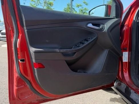 Used 2018 Ford Focus SE w/ Cold Weather Package FWD image 11
