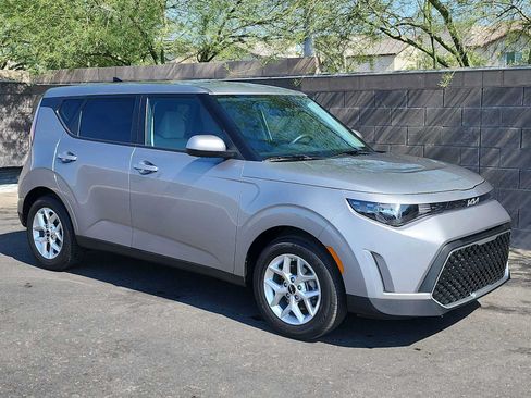Used 2025 Kia Soul LX w/ LX Technology Package FWD image 2