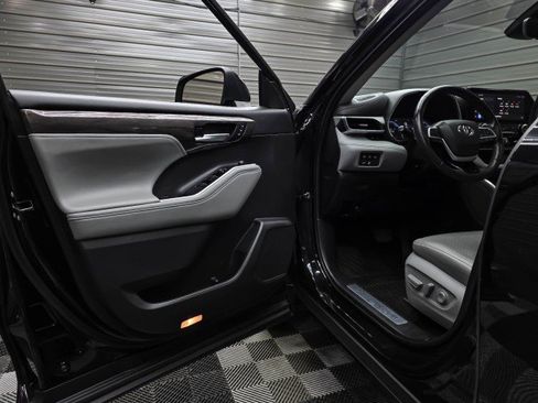 Used 2023 Toyota Highlander Limited AWD/4WD image 32