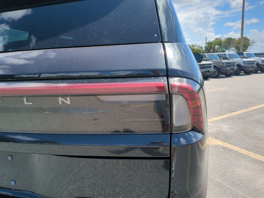 Used 2025 Lincoln Navigator Black Label AWD/4WD image 12