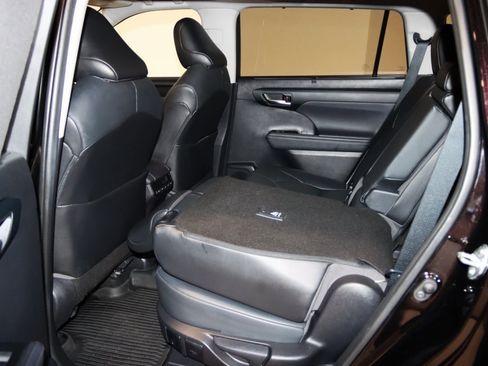 Used 2021 Toyota Highlander XLE image 48