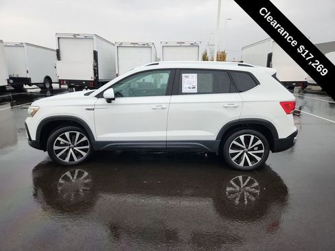 Used 2024 Volkswagen Taos SE image 4