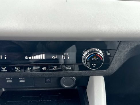 New 2025 Mitsubishi Outlander SE image 34