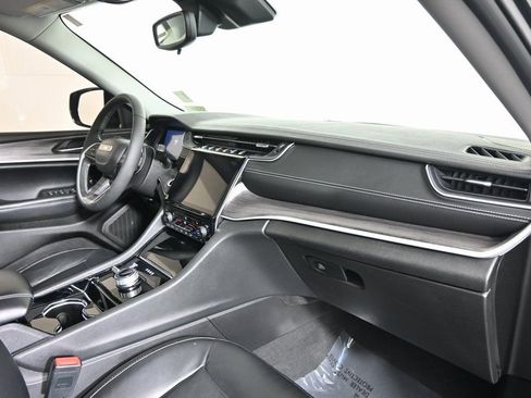 Used 2023 Jeep Grand Cherokee Limited w/ Black Appearance Package image 14