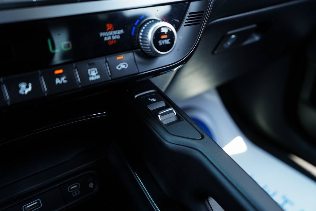Used 2025 Kia Telluride S FWD image 29